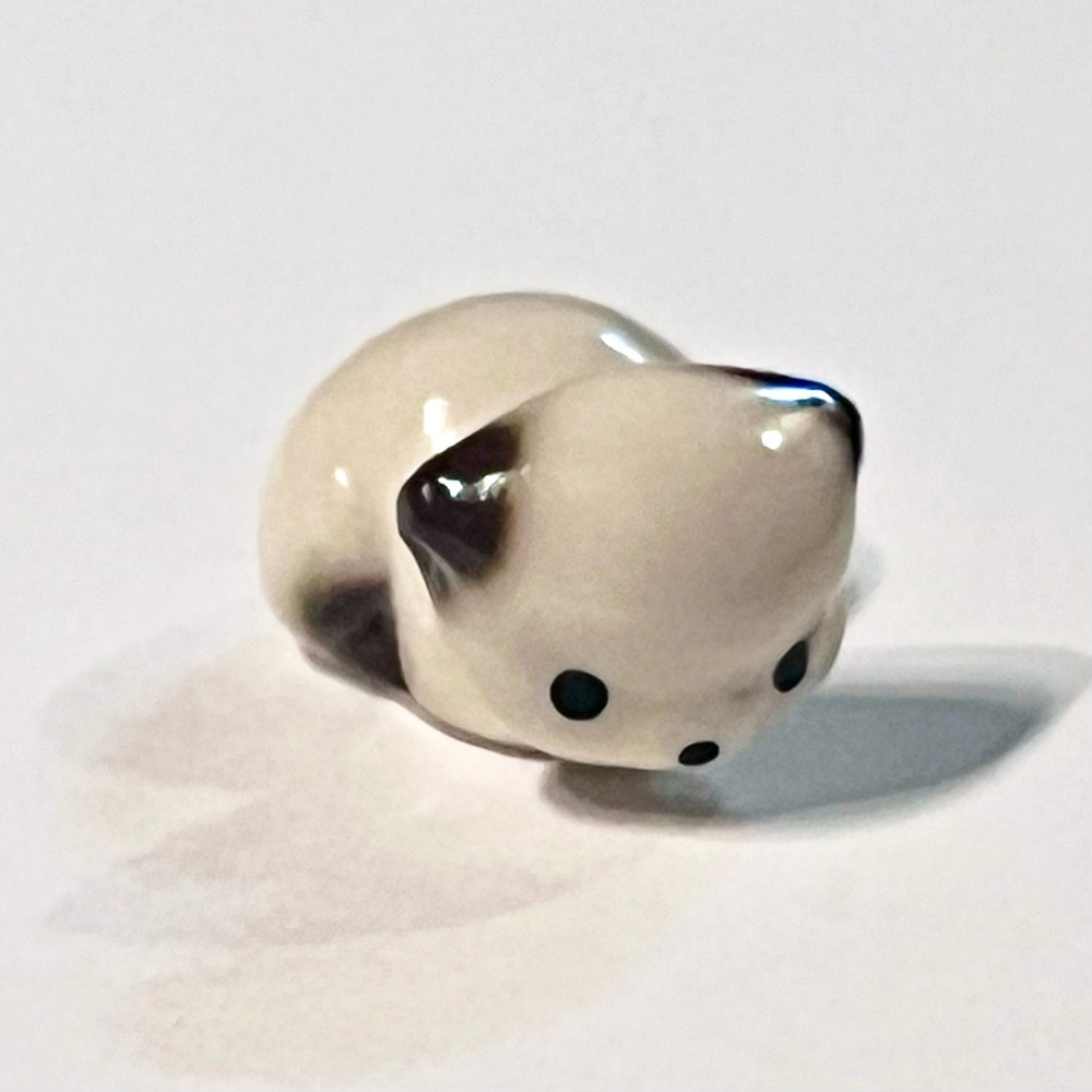 VINTAGE 70’s Mini Bug House White and Brown Cat/Kitten Laying Figurine, 1" NEW